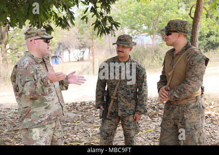 Us-Armee Maj. Kelly Haux (links), ein Public Affairs Officer mit U.S. Army Pacific, spricht mit US-Marine HM3 David Bahena (Mitte) und Sgt. Robert Clough (rechts), beide aus dem Apache Unternehmen, 3. Light Armored Reconnaissance Bataillon, Combat Assault Bataillon, 3rd Marine Division, über ihre Ausbildung, Februar 17, 2018 während der Übung Cobra Gold 18 in Phu Lamyai, Königreich Thailand. Bahena, ein älterer Linie corpsman und ein Eingeborener von Dallas, Texas, und Clough, ein Anti-tank missile Marine und ein Eingeborener von Birmingham, Michigan, Ausbildung im Bereich mit Soldaten aus 1-21 Infanterie B der US-Armee waren Stockfoto