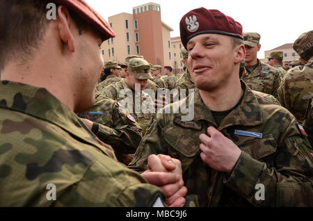 Polnischen Fallschirmjäger gratulieren einander für das Erwerben der US Army Expert Infanterist Abzeichen an der 173rd Airborne Brigade. Stockfoto