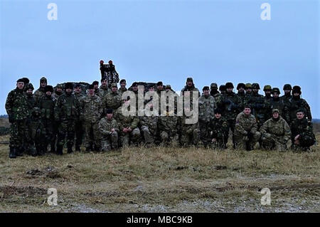 Rumänische Soldaten der Armee im Rahmen der Luftverteidigung Loslösung" Schwarz Fledermäuse" zum Battle Group Polen und britische Soldaten zugeordnet Battle Group Estland zugewiesenen Stellen gemeinsam nach der Durchführung von gemeinsamen Air Defence Training in der Nähe von bemowo Piskie, Polen, Jan. 16, 2018. Die Battle Group Polen ist ein einzigartiges, multinationalen Battle Group besteht aus USA, Großbritannien, Kroatischen und rumänischen Soldaten, die mit der polnischen 15 mechanisierte Brigade als Abschreckung Kraft im Nordosten Polens zur Unterstützung des NATO-Enhanced vorwärts Präsenz dienen. Stockfoto