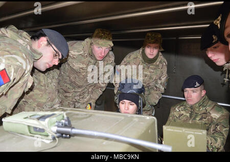 Rumänische Soldaten der Armee im Rahmen der Luftverteidigung Loslösung" Schwarz Fledermäuse" zum Battle Group Polen und britische Soldaten zugeordnet Battle Group Estland gemeinsame air defence Training in der Nähe von bemowo Piskie, Polen zugewiesen, Jan. 16, 2018. Die Battle Group Polen ist ein einzigartiges, multinationalen Battle Group besteht aus USA, Großbritannien, Kroatischen und rumänischen Soldaten, die mit der polnischen 15 mechanisierte Brigade als Abschreckung Kraft im Nordosten Polens zur Unterstützung des NATO-Enhanced vorwärts Präsenz dienen. Stockfoto