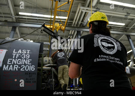 Travis Olsen (vorne) und Jeffrey Martindale, 436Th Maintenance Squadron Antriebsmaschine für Luft- und Raumfahrt Mechanik, Position auf einen General Electric TF-39 Turbofan engine Februar 16, 2018, an der Jet Engine Mittelstufe Wartung Shop auf Dover Air Force Base, Del Motor abgebildet war der letzte TF-39 Motor gebaut und auf eine C-5 Galaxy betrieben, und die letzte von der Air Force. (U.S. Air Force Stockfoto