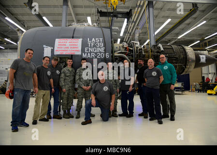 Mitglieder des Legacy 436th Maintenance Squadron Jet Engine Mittelstufe Wartung Shop stand vor der letzten General Electric TF-39 turbofan Engine verwendet und durch die Luftwaffe während einer kurzen Zeremonie Feb.16, 2018, in Dover Air Force Base, Del. Die Mitglieder der Shop Abschied von der endgültigen TF-39 Motor mit dem Shop und der Letzte von der Air Force. (U.S. Air Force Stockfoto