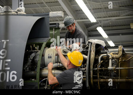 Jeffrey Martindale (oben) und Michael Tatum, 436Th Maintenance Squadron für Luft- und Raumfahrt Mechanik Antrieb Motor, entfernen Sie die takelage von a Jet Engine zog vor kurzem auf einen Anhänger für die endgültige Abkehr von der Jet Engine Mittelstufe Wartung Shop Feb.16, 2018 in Dover Air Force Base, Del Die JEIM Shop hat für zwei Jahre, in denen die Zeit Sie bereit 144 Motoren zu Nord-carolina geliefert werden. wo Sie für Ihre Metalle erworben wurden geschlossen. (U.S. Air Force Stockfoto