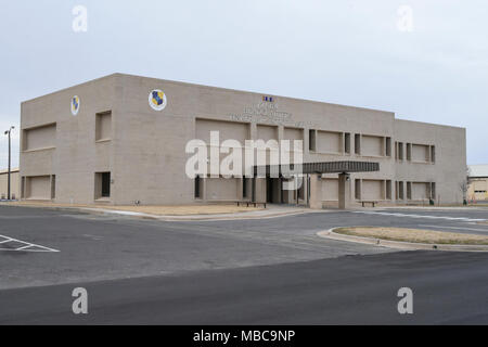 Der 72nd Air Base Wing Hauptsitz, Gbd. 1002, gezeigt am 13.02.16, 2018, Tinker Air Force Base, Oklahoma. Der Sitz wurde offiziell am 14.11.2017, als die neue Lage nach dem Gebäude 460, die ehemalige Konzernzentrale seit Jahrzehnten, dem Erdboden gleichgemacht wurde. (U.S. Air Force Foto/Greg L. Davis) Stockfoto