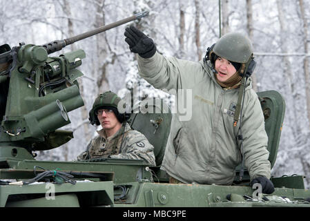 Soldaten zu Bajonett Unternehmen, 1.BATAILLON, 5 Infanterie Regiment, 1 Stryker Brigade Combat Team, 25 Infanterie Division, U.S. Army Alaska zugeordnet, für Live-fire Schießwesen Ausbildung im Betrieb Punchbowl bei Joint Base Elmendorf-Richardson, Alaska, Feb 16, 2018 vorbereiten. Betrieb der Punchbowl war ein Bataillon, kombinierte Waffen, Feuer, die auf Arktis Letalität konzentriert. (U.S. Air Force Stockfoto