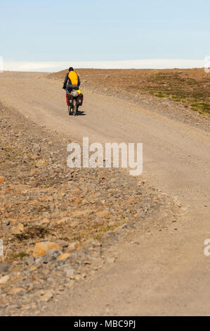 Off-road Radfahren, solo Travel, männliche Radfahrer, indem er sich auf der Straße F35, Kjalvegur, Interieur des Island, Europa. Stockfoto