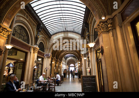 Läden in der Passage Freyung, eine shopping Gasse in Wien, Österreich. Stockfoto