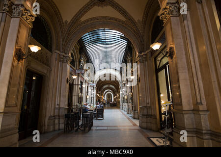 Läden in der Passage Freyung, eine shopping Gasse in Wien, Österreich. Stockfoto