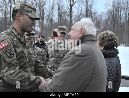 Hal Greer, Fort Drum FMWR Direktor, gehörte zu Familie, Freunden und Kollegen Feb.15 Im Memorial Park, als Generalmajor Walter E. Piatt, 10 Mountain Division (LI) und Fort Drum Commander, stellte ihn mit der amerikanischen Flagge, die gerade an Abteilung Zentrale gesenkt wurde geehrt. Greer ist gesetzt Feb.28 in den Ruhestand nach 53 Jahren des Föderalen Dienstes, 19, von denen er am Fort Drum serviert. Stockfoto