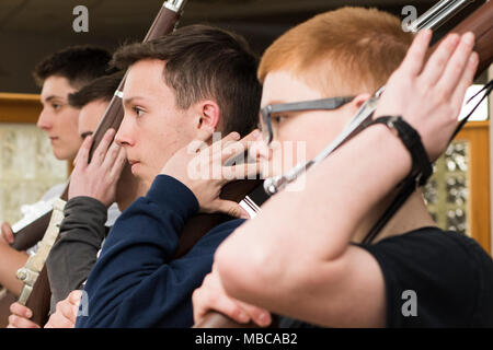 Air Force Junior Reserve Officer Training Corps Kadetten von Edmond North High School Abschluss Gewehr Bohrer während einer 137 Special Operations Wing Ehrengarde Praxis an Will Rogers Air National Guard Base in Oklahoma City, Februar 16, 2018. Dies ist das zweite Mal Kadetten hier zurückgelegt haben neben unserer Ehrengarde zu arbeiten. Gemeinsam haben die beiden Organisationen arbeiten, um das Erbe, die Mission und die Standards der US Air Force, um fortzufahren. (U.S. Air National Guard Stockfoto