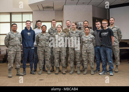 Mitglieder der 137 Special Operations Wing Ehrengarde pose mit Edmond North High School's Air Force Junior Reserve Officer Training Corps drill Team während einer Praxis am Willerogers Air National Guard Base in Oklahoma City, Februar 16, 2018. Dies ist das zweite Mal Kadetten hier zurückgelegt haben neben unserer Ehrengarde zu arbeiten. Gemeinsam haben die beiden Organisationen arbeiten, um das Erbe, die Mission und die Standards der US Air Force, um fortzufahren. (U.S. Air National Guard Stockfoto