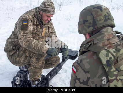 Yavoriv, Ukraine -- Ukrainische Soldaten des 3.BATAILLON zugeordnet, 14 mechanisierte Brigade betreiben ein Maschinengewehr in der DshK Yavoriv Combat Training Center (CTC) hier Feb 16. Derzeit 3-14 Th ist Abschluss einer Ausbildung Rotation an der CTC, wo sie von den US-amerikanischen, kanadischen, Litauisch, Polnisch betreut wird, und Großbritannien service Mitglieder, wie sie bei der Erreichung ihrer Ziel der NATO-Interoperabilität bemühen. (U.S. Armee Stockfoto