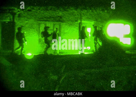 Afghanische Kandak 8 Special Operations Kommandos klare Verbindungen in der Provinz Kapisa, Afghanistan, Jan. 17, 2018. Die Kommandos weiterhin militärische Druck auf die Taliban in Afghanistan zu platzieren. (U.S. Air Force Stockfoto