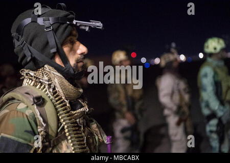 Afghanische Kandak 8 Special Operations Kommandos für Ihre offensive Operation in der Provinz Kapisa, Afghanistan vorbereiten, Feb 17, 2018. Die Kommandos weiterhin militärische Druck auf die Taliban in Afghanistan zu platzieren. (U.S. Air Force Stockfoto