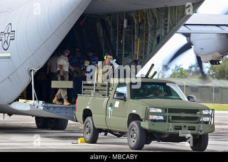 Us Air Force und der Royal Australian Air Force humanitäre Hilfe und Katastrophenhilfe (HA/DR) Teilnehmer Entladen eines USAF C-130J Super Hercules während der Übung bewältigen Nord 2018 Rota, US-Commonwealth der Nördlichen Marianen, 24.02.17. Eine jährliche Übung in diesem Jahr bewältigen Nord ist eine multilaterale HA-/DR-Übung, teilnehmenden Nationen für vorzubereiten und von den verheerenden Auswirkungen von Naturkatastrophen erholen. (U.S. Air Force Stockfoto