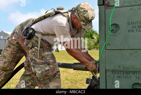 Us Air Force Master Sgt. Carlo Narvasa, 36Th Contingency Response Group Flug der Chef der, richtet ein Leistungsteil während der Übung bewältigen Nord 2018 Rota, US-Commonwealth der Nördlichen Marianen, 24.02.17. Eine jährliche Übung in diesem Jahr bewältigen Nord ist eine multilaterale HA-/DR-Übung, teilnehmenden Nationen für vorzubereiten und von den verheerenden Auswirkungen von Naturkatastrophen erholen. (U.S. Air Force Stockfoto