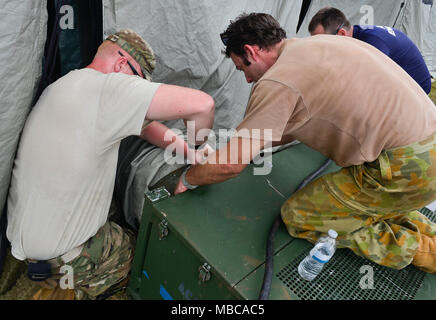 Us Air Force und der Royal Australian Air Force humanitäre Hilfe und Katastrophenhilfe (HA/DR) Personal Einrichten eines AC-Gerät während der Übung bewältigen Nord 2018 Rota, US-Commonwealth der Nördlichen Marianen, 24.02.17. Eine jährliche Übung in diesem Jahr bewältigen Nord ist eine multilaterale HA-/DR-Übung, teilnehmenden Nationen für vorzubereiten und von den verheerenden Auswirkungen von Naturkatastrophen erholen. (U.S. Air Force Stockfoto