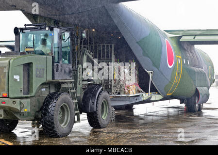 Us Air Force und der Royal Australian Air Force humanitäre Hilfe/Katastrophenhilfe Personal entlasten ein Koku Jieitai (japanische Luft Verteidigung-kraft) C-130H Hercules zur Unterstützung der Übung bewältigen Nord 2018 Rota, US-Commonwealth der Nördlichen Marianen, 24.02.17. Eine jährliche Übung in diesem Jahr bewältigen Nord ist eine multilaterale HA-/DR-Übung, teilnehmenden Nationen für vorzubereiten und von den verheerenden Auswirkungen von Naturkatastrophen erholen. (U.S. Air Force Stockfoto