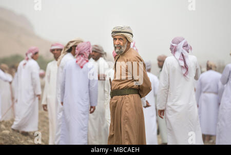 Khadal, Oman, April 7th, 2018: Alte omanische Mann in einer Landschaft Stockfoto