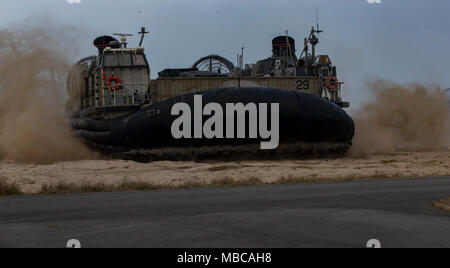 Ein U.S. Navy Landing Craft luftgepolsterte Fahrzeug, zur Marine Beach Einheit 7 zugeordnet, landet auf den Strand nach der Abfahrt das Amphibisches Schiff USS BONHOMME RICHARD (LHD6), auf zum Hat Yao Strand, Provinz Rayong, Königreich Thailand, 10.02.2018, während der Übung Cobra Gold 2018. LCACs unterstützt von Nicht-amphibischen Fahrzeugen und Personal aus 3D-Marine Division während eine Amphibische Operation. Cobra Gold 18, ein US-Thai-led-übung, fährt durch Feb.23 mit sieben volle teilnehmenden Nationen. (U.S. Marine Corps Stockfoto