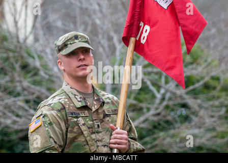Die Nord-carolina Army National Guard führte eine Bereitstellung Zeremonie für 878Th 130 Manöver der Erweiterung Feuerwehr Ingenieur Unternehmen Februar 17, 2018 am King's Mountain High School, King's Mountain, N.C.. Stockfoto