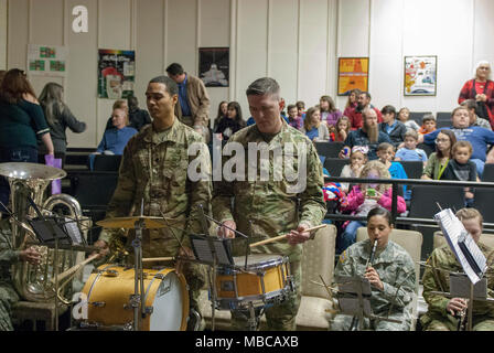 Die Nord-carolina Army National Guard führte eine Bereitstellung Zeremonie für 878Th 130 Manöver der Erweiterung Feuerwehr Ingenieur Unternehmen Februar 17, 2018 am King's Mountain High School, King's Mountain, N.C.. Stockfoto