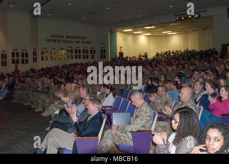 Die Nord-carolina Army National Guard führte eine Bereitstellung Zeremonie für 878Th 130 Manöver der Erweiterung Feuerwehr Ingenieur Unternehmen Februar 17, 2018 am King's Mountain High School, King's Mountain, N.C.. Stockfoto