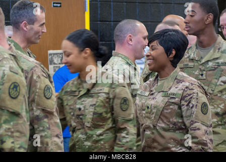 Die Nord-carolina Army National Guard führte eine Bereitstellung Zeremonie für 878Th 130 Manöver der Erweiterung Feuerwehr Ingenieur Unternehmen Februar 17, 2018 am King's Mountain High School, King's Mountain, N.C.. Stockfoto