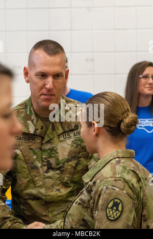 Die Nord-carolina Army National Guard führte eine Bereitstellung Zeremonie für 878Th 130 Manöver der Erweiterung Feuerwehr Ingenieur Unternehmen Februar 17, 2018 am King's Mountain High School, King's Mountain, N.C.. Stockfoto