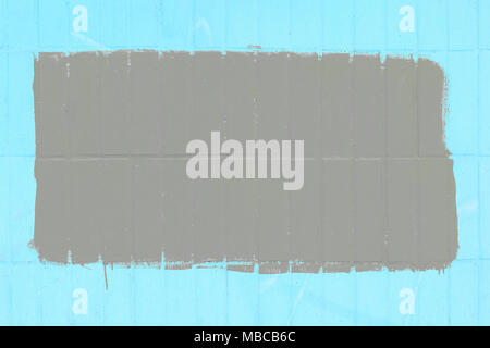 Hellgrau Frame auf einer blauen Wand gemalt. Abstrakt Hintergrund Stockfoto