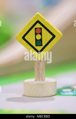 Stop Schild - Holzspielzeug und Straßenschilder spielen pädagogische Spielwaren set für Vorschule Indoor Spielplatz (selektive Fokus) Stockfoto