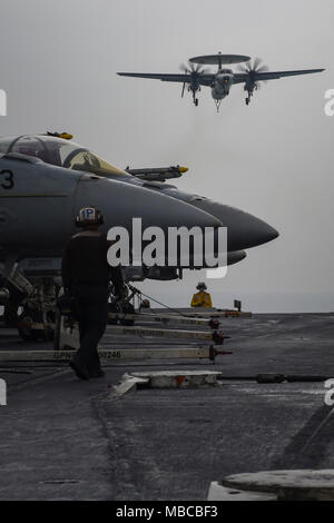 ARABIAN GULF (Feb. 18, 2018) Eine E-2C Hawkeye, zugeordnet zu den Sunkings des Trägers Airborne Early Warning Squadron (VAW) 116, Ansätze der Flight Deck des Flugzeugträgers USS Theodore Roosevelt (CVN 71). Theodore Roosevelt und ihre Carrier strike Group werden in den USA 5 Flotte Bereich für Maßnahmen zur Erhöhung der Sicherheit im Seeverkehr im Einsatz Verbündeten und Partnern zu beruhigen und der Freiheit der Schiffahrt und des freien Handels in der Region erhalten. (U.S. Marine Stockfoto