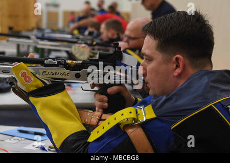 JACKSONVILLE, Fla. (18.02.2018) Chief Engineman Matthew Parker Praktiken schießen Luftgewehr vor 2018 Team Navy Studien im Gymnasium Naval Station (NAVSTA) Mayport. Marine verwundet Warrior-Safe Hafen und NAVSTA Mayport bewirten die Prüfungen, in denen Athleten in acht adaptive Sport qualifizieren: Bogenschießen, Leichtathletik, Radfahren, Rollstuhlbasketball, Schießen, Sitzen, Volleyball und Schwimmen. Die Athleten werden 40 wettbewerbsfähige Spots und fünf alternativen Punkte für Team Marine an der Abteilung 2018 der Verteidigung Krieger Spiele füllen. (U.S. Marine Stockfoto