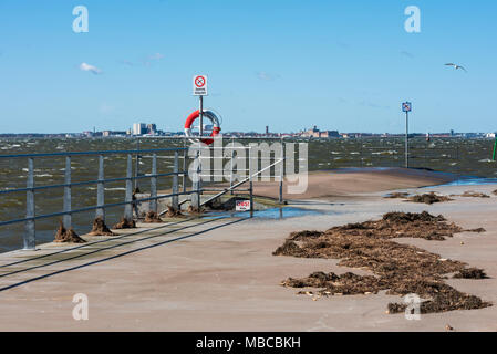 Farjestaden, Schweden - 6. April 2018: Dokumentarfilm von Alltag und Umwelt. Der Pier an einem windigen Tag mit Algen auf dem Gehweg. "Kein Tauchen" Stockfoto