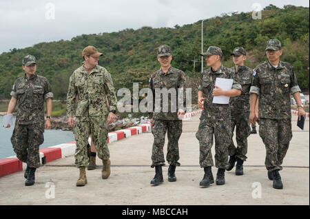 Us Navy Lieutenant Cmdr. Michael Dobling, kommandierender Offizier der Unterwasser Bau Team 2, Spaziergänge mit Commander, Republik Korea Komponente Flottille Fünf, hintere Adm. Sung Ryol Lee und ROK-Segler auf Thung Prong Pier in Sattahip, Thailand für Übung Cobra Gold 19.02.2018. Cobra Gold 18 bietet eine Plattform für die Vereinigten Staaten, Verbündete und Partner Nationen Interoperabilität und Erhöhung der Kapazitäten in der Planung und Abwicklung von komplexen und realistischen multinationale Truppe vorzurücken und kombinierte Task Force. (U.S. Marine bekämpfen Kamera Stockfoto