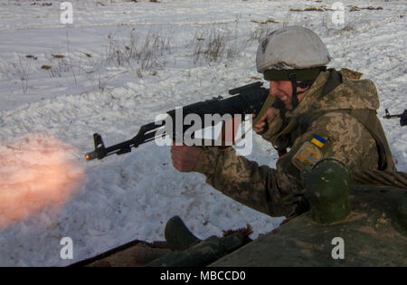 Yavoriv, Ukraine - eine ukrainische Soldaten des 3.BATAILLON zugeordnet, 14 mechanisierte Brigade Brände ein AK-74-Sturmgewehr während einer Abschnitt leer - fire Training Event an der Yavoriv Combat Training Center hier Feb 19. Während der Veranstaltung, ukrainische Soldaten praktiziert Aussteigen aus einem BMP-2-Schützenpanzer und interessante Ziele auf dem verschieben. Derzeit mehr als 220 der New York Army National Guard Soldaten sind in die Ukraine, wo sie die Unterstützung der ukrainischen Armee in Ihrem Ziel des Erreichens der NATO-Interoperabilität eingesetzt werden. (U.S. Armee Stockfoto