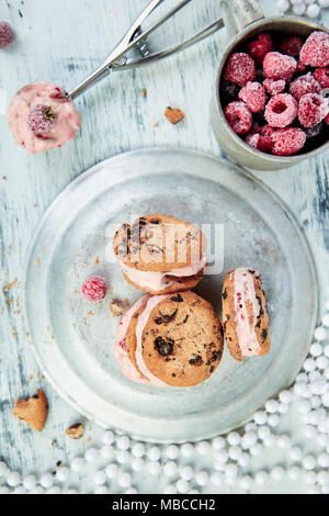 Eis-Sandwiches mit Erdbeere. Sommer Snack. Dessert Stockfoto