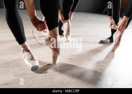 Das Ballett Konzept. Spitzenschuhe hautnah. Junge ballerina Mädchen. Frauen bei der Probe in schwarz Bodys. Eine theatralische Performance vorbereiten Stockfoto