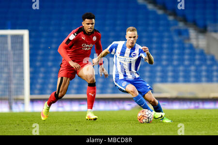 Joe ward aus Brighton unter 21 Jahren beim Parafix Sussex Senior Challenge Cup Finale zwischen Brighton und Hove Albion und Crawley Town im American Express Community Stadium in Brighton, Großbritannien 3. Mai 2017 nur für redaktionelle Verwendung. Keine Verkaufsförderung. Für Football-Bilder gelten Einschränkungen für FA und Premier League. Keine Nutzung des Internets/Handys ohne FAPL-Lizenz - für Details wenden Sie sich an Football Dataco Stockfoto