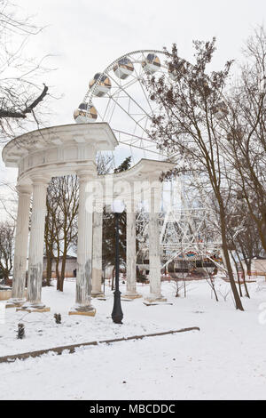 Kolonnade und Riesenrad im Garten benannt nach D.L. Karaev im Winter in der Resort City von Jewpatoria, Krim, Russland Stockfoto