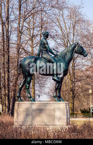 Berlin, Deutschland - April 2018: Frauen auf Pferd Statue, Amazone zu Pferde (Amazon auf dem Pferd) im Tiergarten, Berlin, Deutschland - Stockfoto