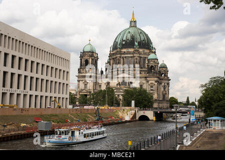 Der Berliner Dom (Berliner Dom) auf der Museumsinsel (Museumsinsel) mit Blick auf den Kanal mit einem Schiff im Vordergrund. Stockfoto