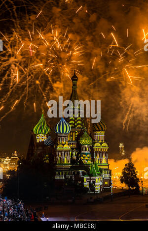 Feuerwerk pyrotechnische Show auf International Military Tattoo Music Festival "Spasskaja Turm" in Moskau, Russland Stockfoto