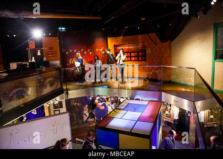 Interieur von Madame Tussauds Wax Museum in Amsterdam, Niederlande Stockfoto