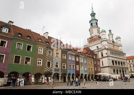 Sechzehnten jahrhundert Kaufleute Häuser (domki budnicze) neben dem Rathaus (ratusz) auf dem Marktplatz in der Altstadt von Posen, Polen. Stockfoto