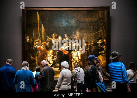 Besucher beobachten, die Nachtwache, Rembrandt der größte und berühmteste Gemälde im Rijksmuseum Galerie Stockfoto