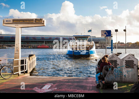 Fähre Bootsfahrt in Amsterdam, Holland Stockfoto