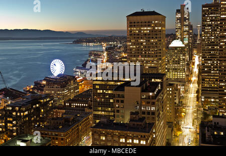 WA15073-00..WASHINGTON - Downtown Seattle und Uferpromenade an der Elliott Bay in der Abenddämmerung, Blick von der Aussichtsplattform am historischen Smith Tower. 2017 Stockfoto