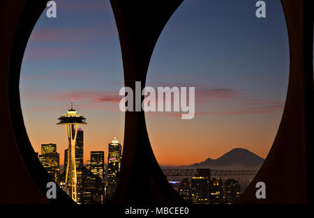 WA15080-00..WASHINGTON - Sonnenaufgang über Seattle und dem Mount Rainier durch die Skulptur „Changing Form“ im Kerry Park auf Queen Anne Hill. 2017 Stockfoto