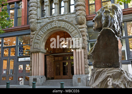 WA 15087-00 ... WASHINGTON - eine Büste von Chief Sealth, Häuptling der Duwamish und Suquamish, und der Pionier Gebäude in Seattle's Pioneer Square. Stockfoto